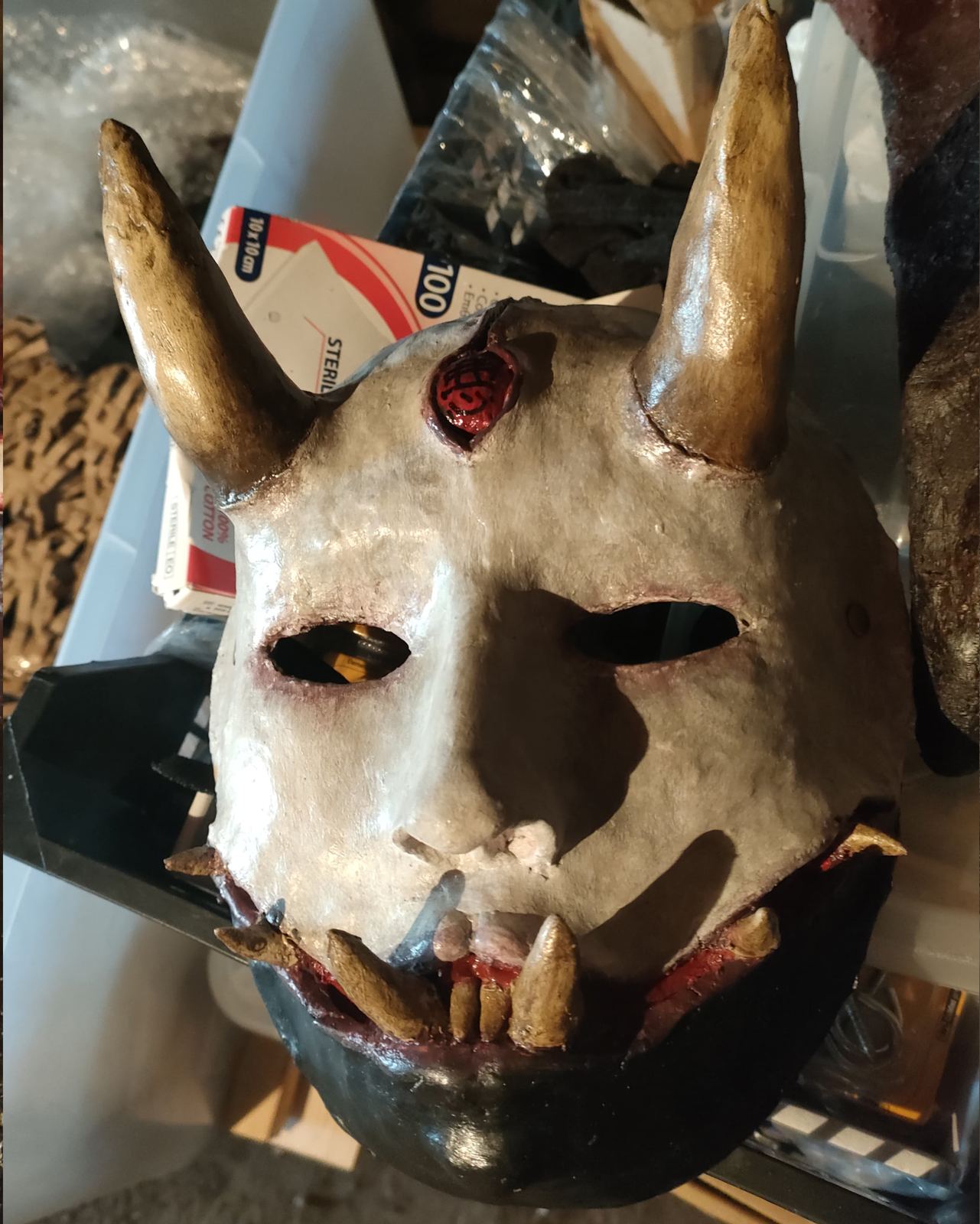 Máscara Chikketsu-Oni: rostro blanco hueso con cuernos, dientes afilados y un tercer ojo carmesí de resina