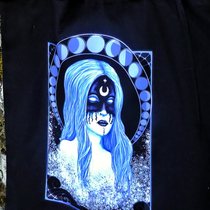 Bolsa de algodón negra con una mujer de pelo azul rodeada por las fases de la luna
