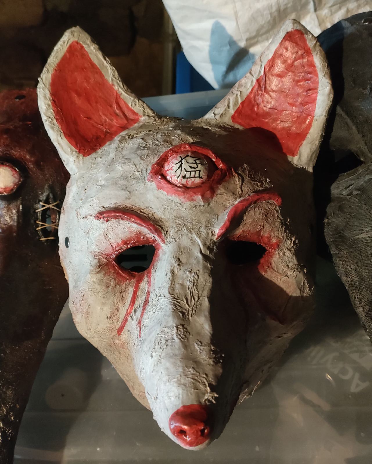 Máscara Migawari-Kitsune de papel maché, con orejas de zorro y un tercer ojo