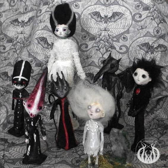 Grupo de figuras de terror clásico, entre ellas la novia de Frankenstein