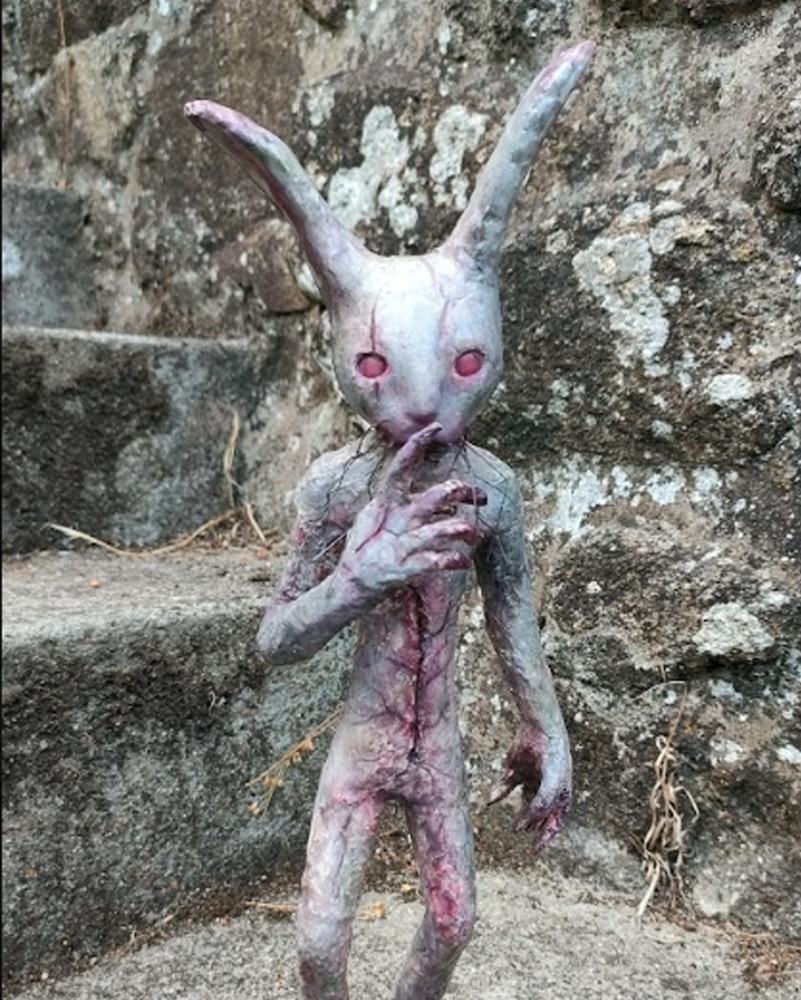 Lepus, figura de una criatura con cabeza de liebre, modelada y pintada a mano