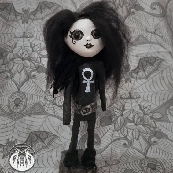 Figura de la Muerte con pelo negro enmarañado y colgante de ankh