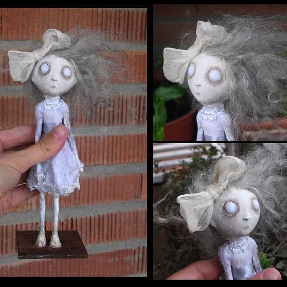Figura de una niña zombi de pelo blanco y vestido claro