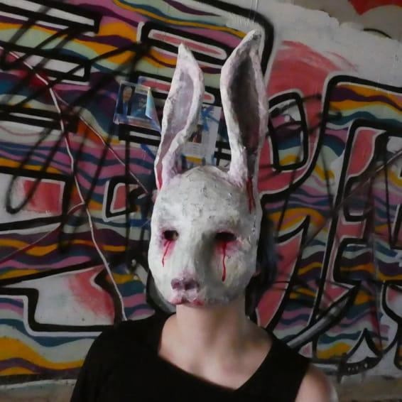 Máscara de conejo blanco con orejas largas, puesta
