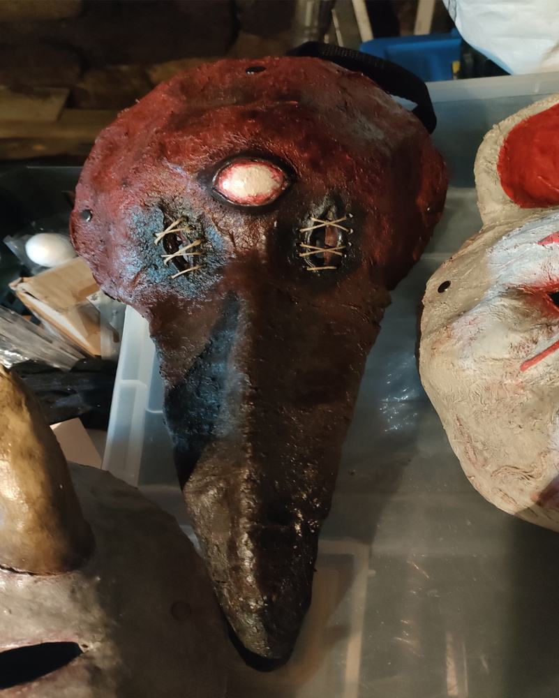 Máscara Médico das Chaghas, pico de médico de la peste en tonos rojos y azules