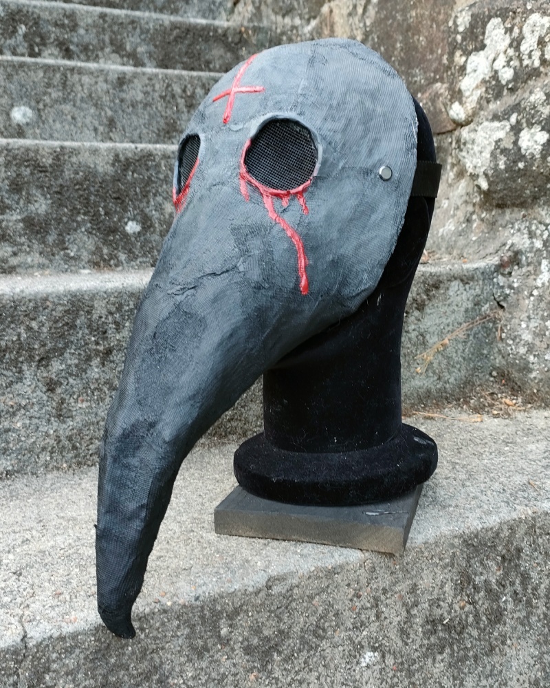 Máscara O Croíx Corvo, pico largo gris con una cruz roja en la frente