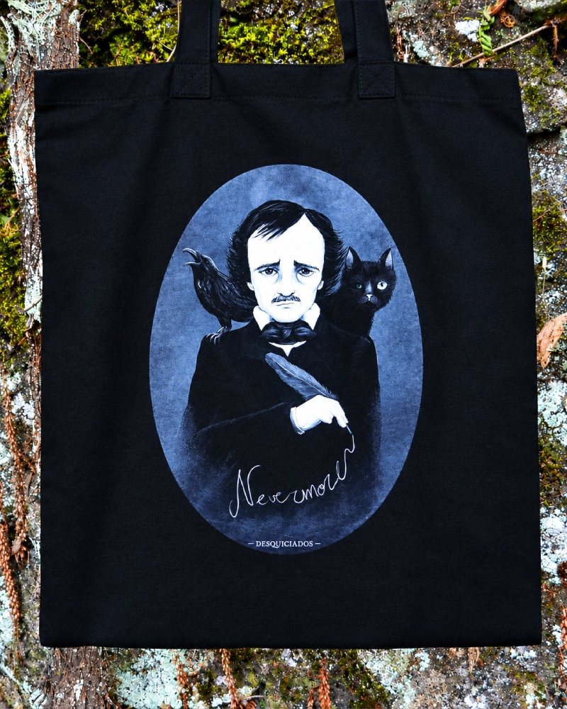 Bolsa de algodón negra con un retrato de Edgar Allan Poe, un cuervo y un gato negro