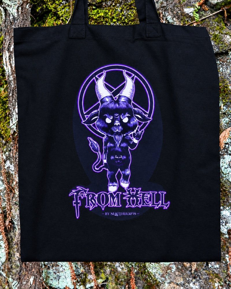 Bolsa de algodón negra con un diablillo cornudo ante un pentáculo violeta y el rótulo From Hell