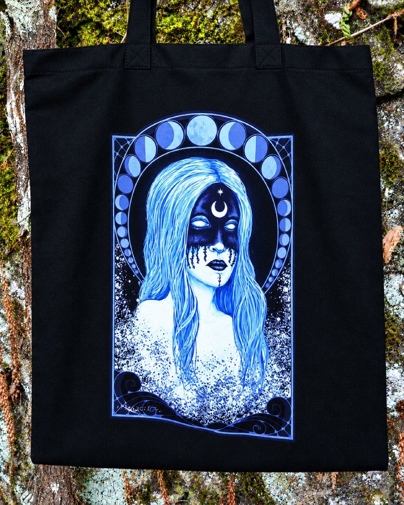 Bolsa de algodón negra con una mujer de pelo azul rodeada por las fases de la luna